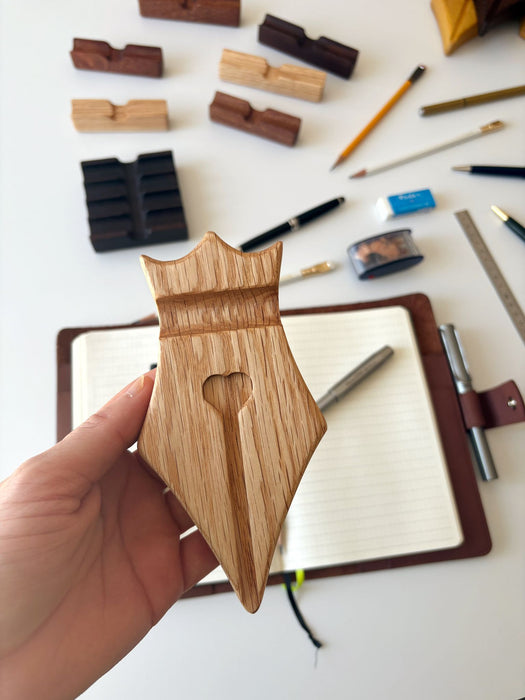 Eng. Leather - Wooden Pen Rest - Papier Plume