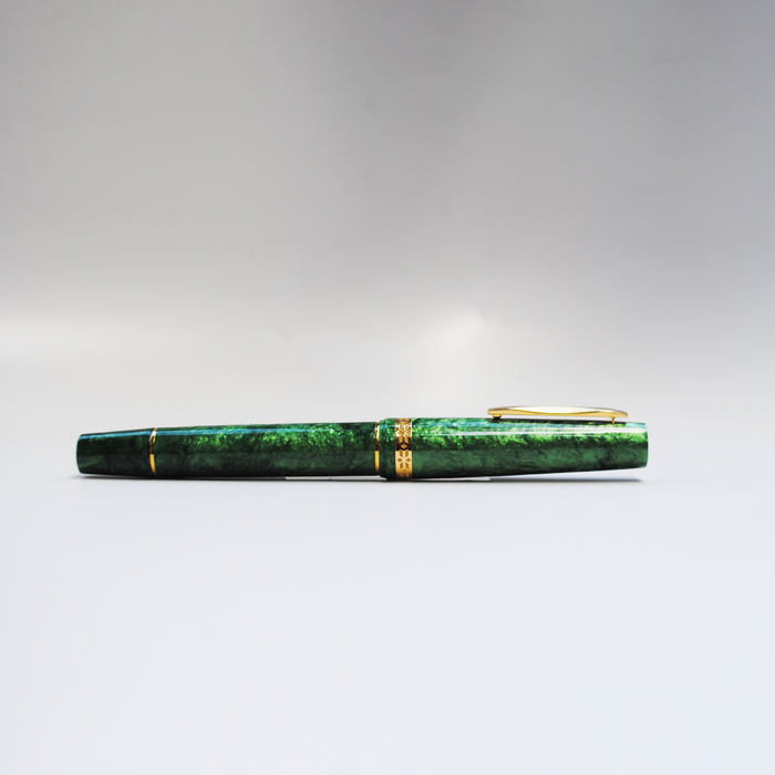 Gioia Metis 2.0 fountain pen in emerald green with gold accents, showcasing its sleek design and elegant craftsmanship.