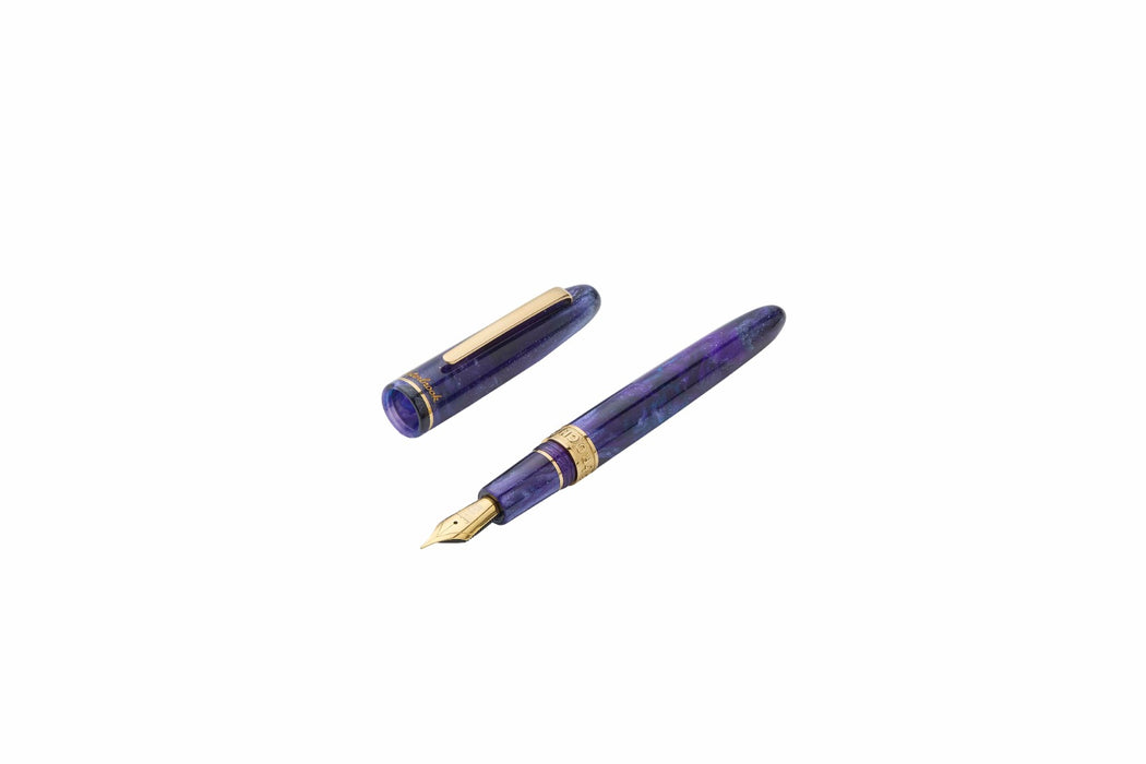Esterbrook The Rockstar Estie fountain pen with a sleek black design and gold accents, displayed on a white background.