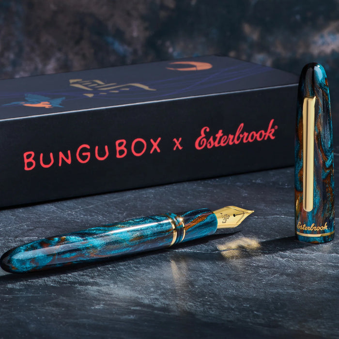 Esterbrook x BUNGUBOX Kingfisher Limited Edition Estie fountain pen with vibrant blue and gold accents on a white background.