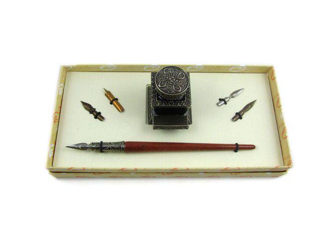 Bortoletti Paladio writing set inkwell with ornate design and gold accents, perfect for elegant writing accessories.