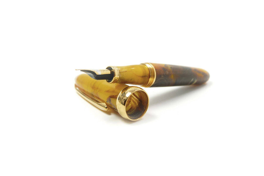 Jean-Pierre Lepine Winston gold fountain pen with a sleek design and fine nib, featuring the Duende model in elegant craftsmanship.