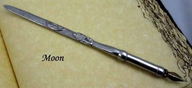 Le Potier D'etain pewter calligraphy dip pen with fleur-de-lys design, featuring a classic pen nib for elegant writing.