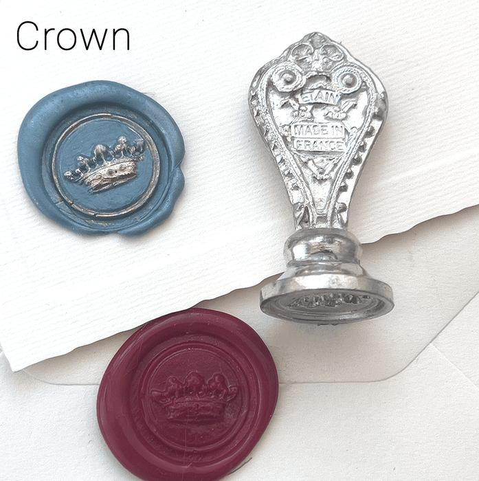 Le Potier D'etain wax seal with an anchor design, showcasing detailed craftsmanship on a smooth wax surface.