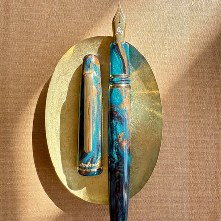 Esterbrook x BUNGUBOX Kingfisher Limited Edition Estie fountain pen with vibrant blue and gold accents on smooth resin.