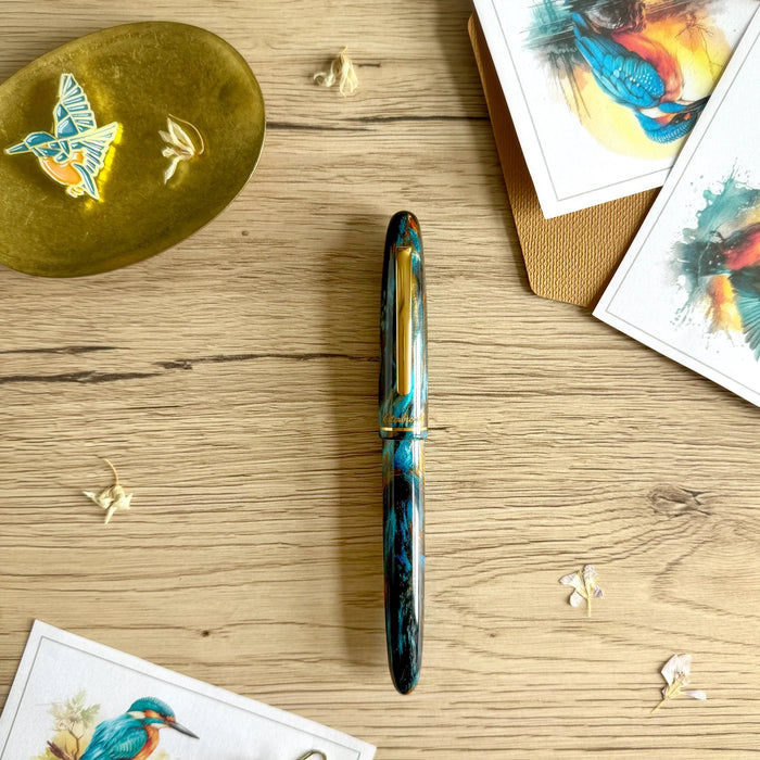 Esterbrook x BUNGUBOX Kingfisher Estie fountain pen with vibrant blue and gold accents, displayed on a white background.